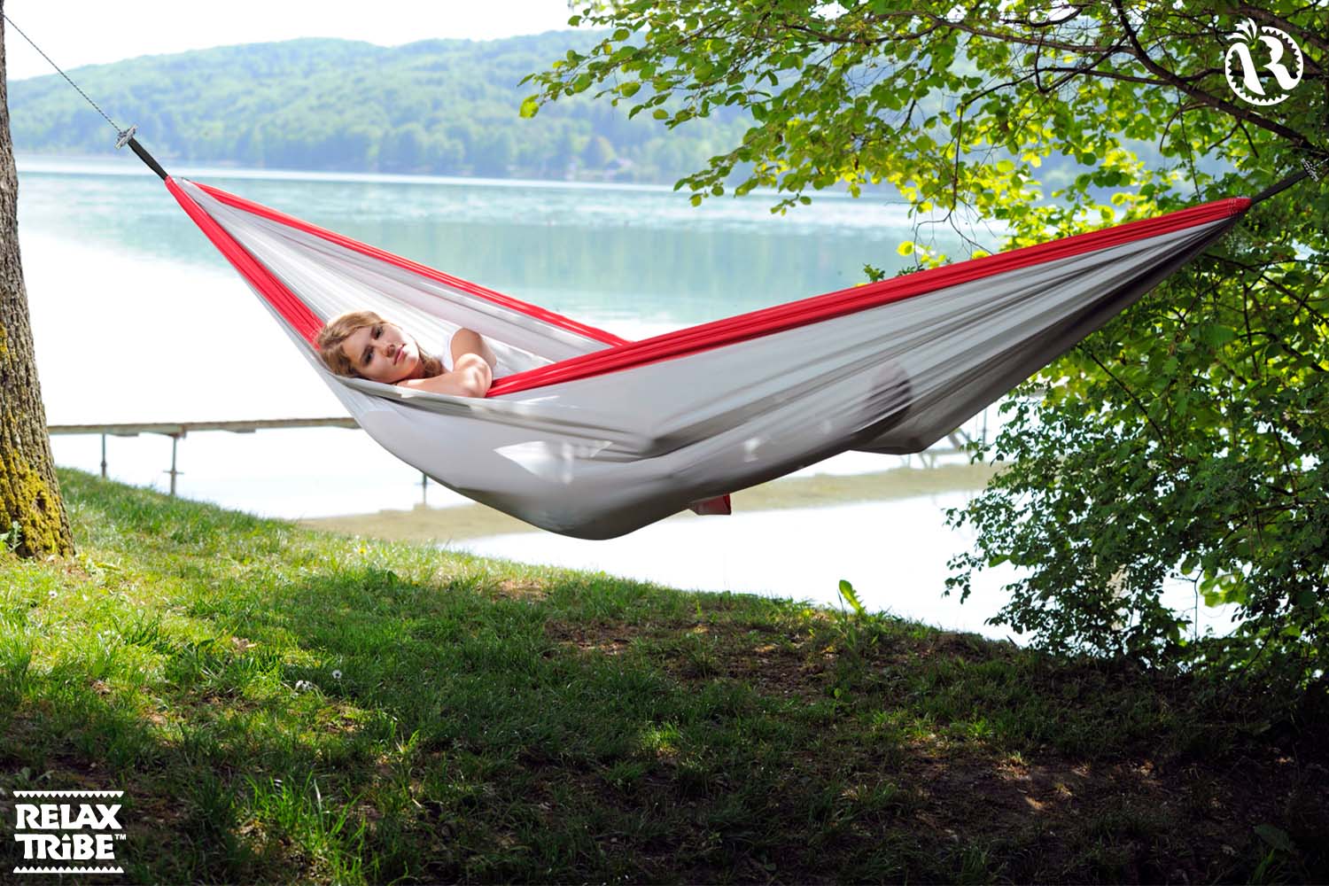 silk-traveller-xxl-double-family-portable-travel-hammock-for-outdoor-camping-grey-silver-red-trees